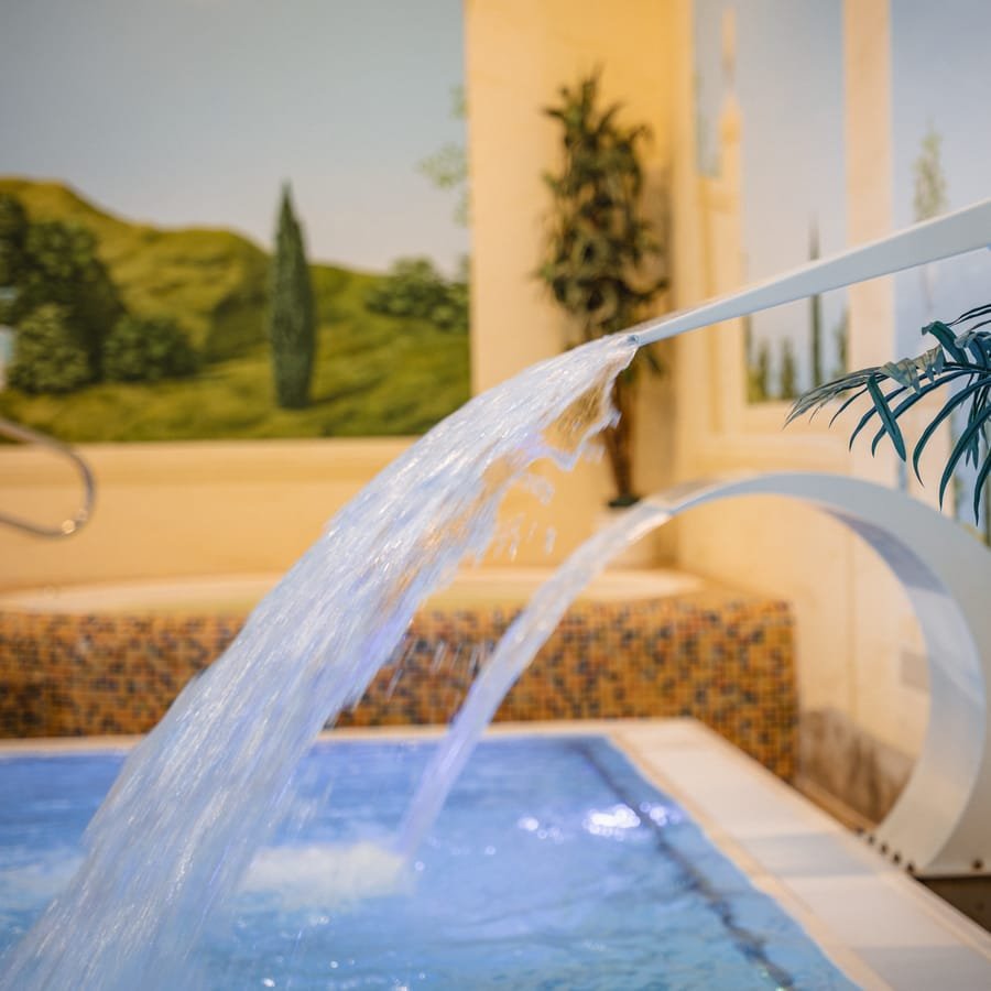 Schwalldusche über dem Becken vor der gemalten Mittelmeer-Landschaft