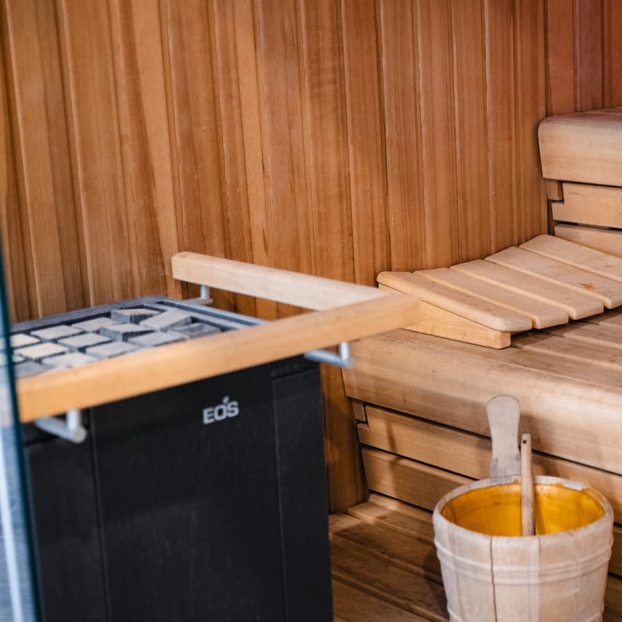 Saunaofen mit Aufgusskübel und Holzbänken